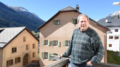 Erwin Strimer gioda la vista davent da sia chasa paterna ad Ardez (fotografia: Nicolo Bass).