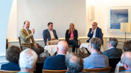  Von Links. Referent Klaus-Dieter Koch im Podiumsgespräch mit Jan Steiner, Bettina Bülte und Reto Wilhelm. Foto: Engadin Tourismus