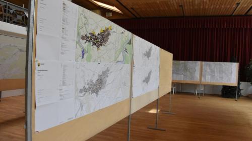 Tuot la documainta ed ils plans a reguard la revisiun totala da la planisaziun locala da Scuol vegnan preschantats  publicamaing illa sala dal Hotel Villa Post a Vulpera (fotografia: Nicolo Bass).