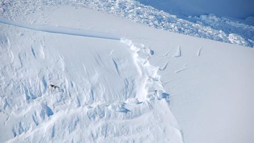 Risse in schwachen Schneeschichten breiten sich schneller aus als erwartet. Das könnte zu grösseren Lawinen führen. Das haben Forschende des SLF
herausgefunden. Foto: WSL-SLF