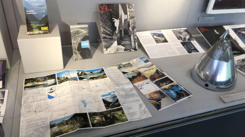 Einblick in die aktuelle Ausstellung "Castasegna unter Strom" in der Sala Viaggiatori. Foto: Marie-Claire Jur