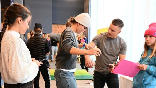 Nevin Galmarini in führender und unterstützender Funktion bei einer Koordinations-Challenge. Foto: Sina Margadant