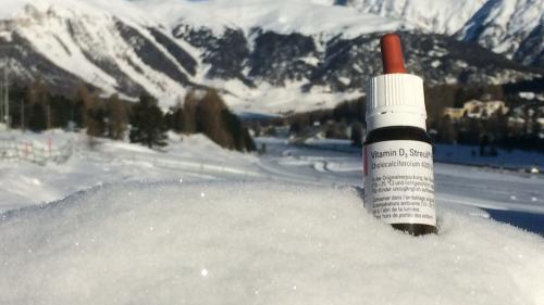 Ob mit Präparat oder Sonnenbad – Vitamin D ist wichtig für die Knochengesundheit. Foto: Franco Furger