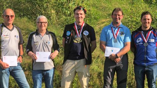 Starke Bündner im Schützenkönigs Ausstich in Luzern: (von links) Georg Maurer, Carl Frischknecht, Norbert Caviezel, Schützenkönig, Elmar Fallet Andri Krebs. Auf dem Bild fehlt Sybill Tscharner. (Foto: BSV)
