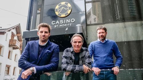 Die drei Hauptverantwortlichen des Casinos St. Moritz vor dem Casino-Eingang mit dem neuen Logo: CEO Michael Angeli (v. l.), Sozialkonzept-Verantwortlicher Franco Solinger und Geschäftsführer Oliver Hagen. 	Foto: Jon Duschletta
