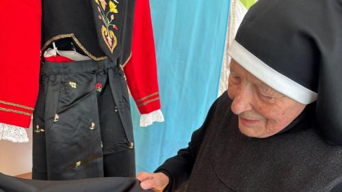 Dürant plüs ons ha sour Pia Willi (a dretta) disegnà e rechamà muosters e fluors per costüms engiadinais (fotografia: mad)