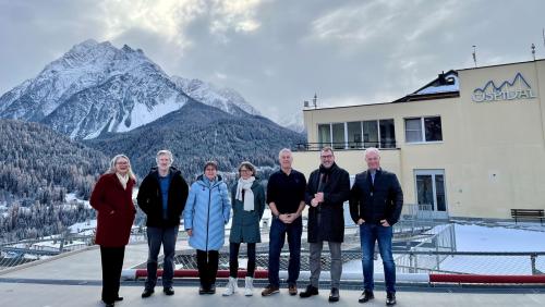Regierungsrat Peter Peyer beim Besuch im Ospidal Scuol. Foto: Center da sandà Engiadina Bassa