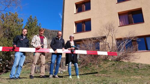 V.l.n.r.: Michel Molettieri (Architekt), Jan Harbott (Betriebsleiter Lehrlingshaus), Samuel Schäfli (Präsident der Genossenschaft) und Sandra Misani (Berufsschullehrerin und Vorstandsmitglied) beim Spatenstich.Foto: z. Vfg.