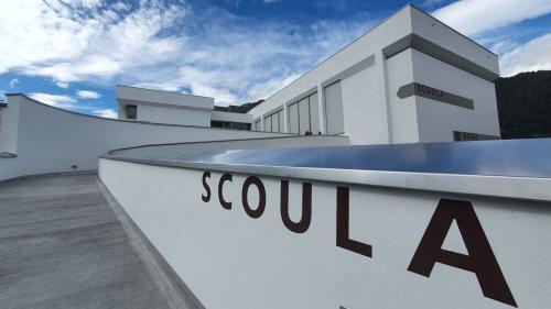 La scoula da Zernez, fabrichada i’ls ons 70, as preschainta in nouv büschmaint (fotografia: Georg Luzzi/RTR)