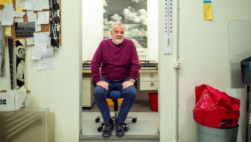 Der Celeriner Fotograf Paolo Solari Bozzi in seinem geräumigen Atelier, das gleichermassen Labor und Dunkelkammer ist. Foto: Jon Duschletta