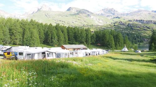 Naturnahes Campieren mit Blick auf See und Berge: Der Camping von Plan Curtinac bei Maloja ist eine Oase für Ruhe suchende Individualisten und Familien. 
