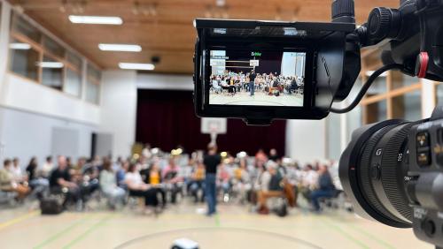 La prüma prouva da musica cumünaivla a Zernez ha surprais al dirigent ed a las medias preschaintas. L’Uniun musicala Engiadina es sün buna via per as partecipar in ün mais a la Festa da musica federala a Bienna (fotografia: Nicolo Bass).