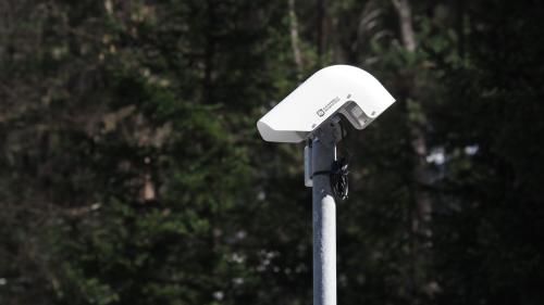 Installà daspö duos invierns sco proget da pilot sül Pass dal Fuorn: ün apparat chi masüra l’ümidità e la temperatura – tanter oter eir quella da la surfatscha da la via (fotografia: David Truttmann).