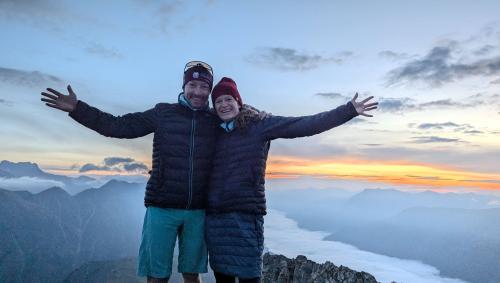 Karin und Jan morgens auf dem Piz Padella vor einem imposanten Sonnenaufgang. Foto: Jan Bill und Karin Rötheli