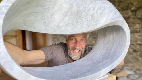 Jean Badel und eines seiner Möbiusbänder in Stein. Foto: Fadrina Hofmann