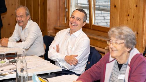 Bundesrat Ignazio Cassis hatte grosse Freude an der kurzen Romanisch-Lektion zur Eröffnung der Sommer-Intensivkurse in Scuol (Foto: Dominik Täuber/TESSVM).