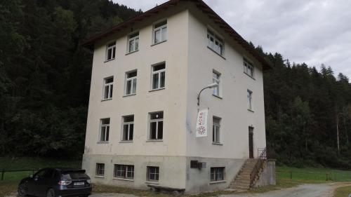 L’Archiv cultural Engiadina Bassa as rechatta a S-chadatsch ill’anteriura chasa da scoula (fotografia: Benedict Stecher).