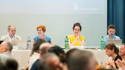 Da schnestra: Markus Solinger, Urezza Famos, Gianna Luzio e Lars Prevost (fotografia: Marco Hartmann/Lia Rumantscha).