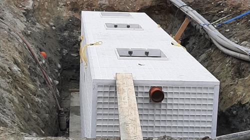 Kompakt und effizient: Die neue Kleinkläranlage zuhinterst im Fextal. Foto: z.Vfg