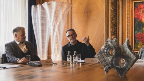 Origen-Intendant Giovanni Netzer (rechts) während der Medienorientierung in Chur. Links Hans-Peter Rest, GKB-Kommunikation. Foto: Benjamin Hofer/Origen
