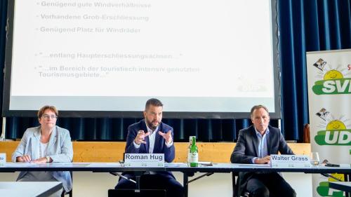 Nationalrätin Magdalena Martullo Blocher, Parteipräsident Roman Hug und Fraktionspräsident Walter Grass (v.l.) kritisierten am Freitag den kantonalen «Richtplan Energie», insbesondere die geplanten Windparks. Foto: Jon Duschletta