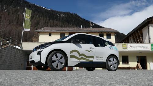Daspö l’on 2019 pon giasts ed indigens tour a fit quist auto electric chi’d es staziunà a Tschierv pro l’administraziun dal parc da natüra Biosfera Val Müstair (fotografia: Biosfera Val Müstair).