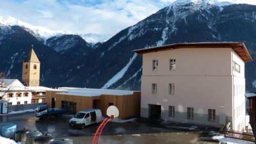 La chasa da scoula a Ramosch dess dvantar la nouva dmura per set abitaziuns pajablas per indigens (fotografia: Flurin Andry).