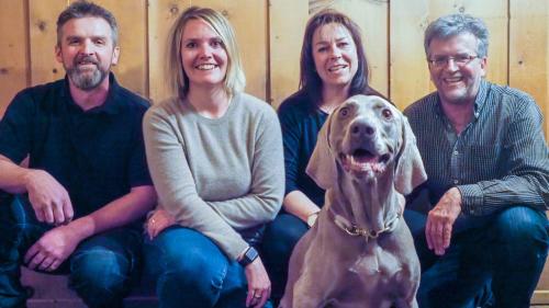 Der «Aivlas»-Vorstand von links: Marco Iten (Präsident), Sabina Cloesters, Barbara Rosina und Urs Niederegger. Auf dem Bild fehlt Amtstierarzt Toni Milicivic als fünftes Vorstandsmitglied.	Foto: z. Vfg.

