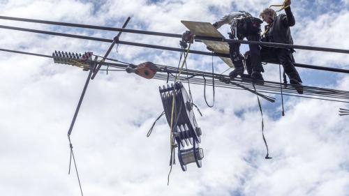 Externe Seilbahnmechaniker kümmern sich um die Wartung der Drahtseile – in luftiger Höhe.  Fotos: Daniel Zaugg