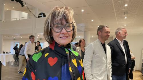 L’undrada Tilla Theus ha regalà inavant il premi dotà cun 30 000 francs al Museum d’art da Grischun a Cuoira (fotografia: Milena Bassin/RTR).