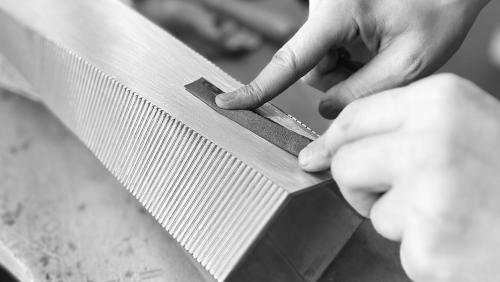 Löten, feilen, polieren: rund 300 Stunden Handarbeit wurde in die «Best in Show»-Trophäe investiert. Foto: KOENIG