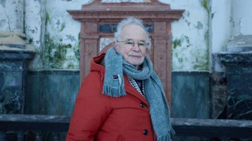 Werner Reichle, il president da la società «Pro Büvetta Tarasp», davant las trais funtanas mineralas illa Büvetta (fotografia: Michael Steiner/fmr)