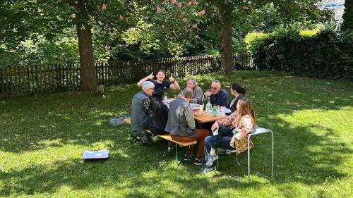 Las partecipantas ed ils partecipants dal cuors da scirver litterar dürant la posa da mezdi i'l üert da la Lia Rumantscha (fotografia: Gianna Olinda Cadonau)