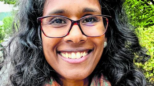 Selina Dacy Cadonau es naschüda in India ed es gnüda adoptada cun tschinch mais. Ella es creschüda sü a Scuol. fotografia: mad