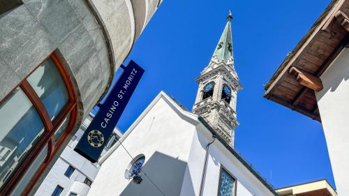 Das Boutique Casino St. Moritz ist seit 2021 an seinem heutigen Standort in St. Moritz-Dorf, seit Dezember 2022 in neuem Gewand und seit Dezember 2023 eigentlich auch im Besitz der Neukonzessionierung bis 2044. Foto: Jon Duschletta