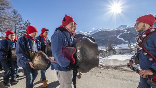 A partir da quist an faun las mattas eir part dals cortegis da Chalandamarz a Zuoz, cun blusas e chantand, ma sainza s-chella (fotografia: Daniel Zaugg).