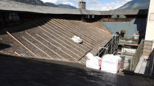 Ils tets dal Chastè da Tarasp dürant la renovaziun (fotografia: Benedict Stecher).