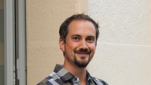 Riet Fanzun, suprastant dad Anna Florin ed architect, s’ingascha insembel culla società per spazi d’abitar per indigens in tuot la Svizra (fotografia: Benedict Stecher).