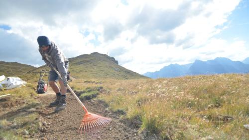 In den vergangenen Wochen wurde ein neuer Weg zum Muot da l’Hom gebaut. Der alte Weg wurde renaturiert (Foto: Xaver Frieser).