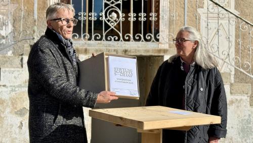 Stiftungspräsident Herbert Schmid und Stiftungrätin Mengia Mathis beim symbolischen Akt. Foto: Fadrina Hofmann