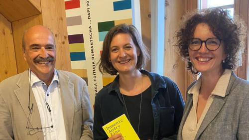 L’autur Dumenic Andry, l’illustratura Pia Valär ed Anita Capaul, chi maina la Chasa Editura Rumantscha, han collavurà (fotografia: Flurin Andry).