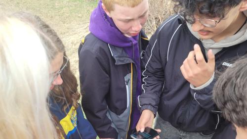 Las scolaras e’ls scolars da la Scoula La Plaiv vi dal fer la cuorsa da posts sper l’En traunter Madulain e Zuoz (fotografia: mad).