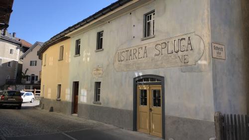 Las nouvas e veglias inscripziuns vi da la «Ustarea Spluga» immez Ardez (fotografia: David Truttmann).