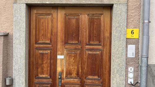 I’l minz da Zuoz haun fin uossa be la chesa cumünela (fotografia) e’l Volg monto la nouva tevlina (fotografia: Martin Camichel).