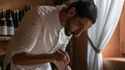 Sorgfältig richtet der Sternekoch die Wildpflanzen zu schmackhaften Engadiner Naturbildern an. Fotos: Nicoló Brunell