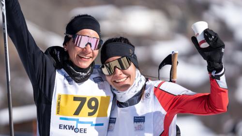 Letizia (2.) und Tinetta Strimer (1.) gewinnen den Passlung Martina - Scuol (Foto: Dominik Täuber). 