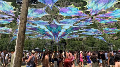 Tanter 4000 fin 5000 persunas han ballà da gövgia fin dumengia passada pro ritems da musica electronica. Davo duos ons posa ha gnü lö a Zernez darcheu il «Burning Mountain Festival». fotografia: Andri Netzer