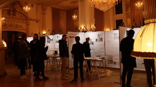 Las lavuors da diplom da la ETH Turich sun gnüdas expostas illa sala d’entrada da l’Hotel Scuol Palace (fotografia: Martin Camichel). 