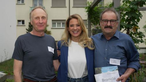 Ils rapreschantants dals cumüns da Scuol e Valsot, Fadri Blanke (a schnestra) e Victor Peer, insembel cun Christa Rigozzi in occasiun da la festa in marcurdi passà a Turich (fotografia: mad).
