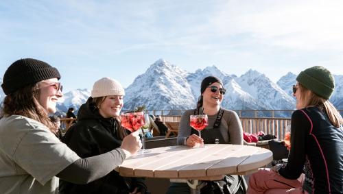 Frühlingsskifahren lockt auch wegen der wärmeren Temperaturen und der offenen Terrassen. Foto: Alberto Zeni